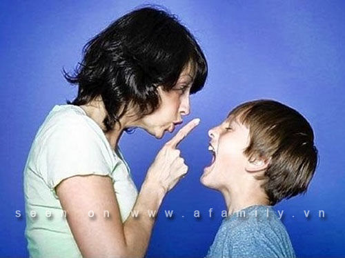 Mẹ đừng chửi con giữa đường Mẹ đừng chửi con giữa đường